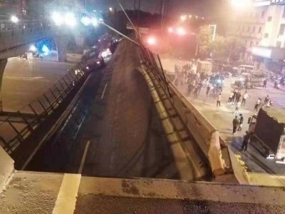 312國道無錫段上跨橋垮塌，橋下3輛小車被壓